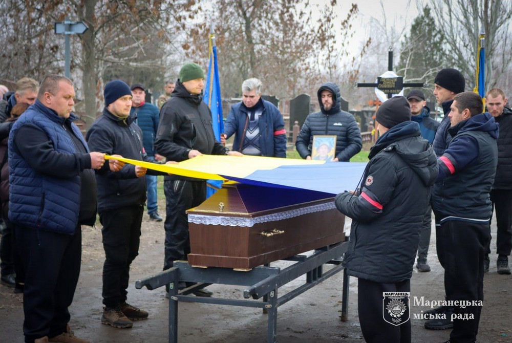 Повернувся додому «на щиті» через 16 місяців після загибелі… На Нікопольщині сьогодні провели в останню путь Героя (фото) Повернувся додому «на щиті» через 16 місяців після загибелі… На Нікопольщині сьогодні провели в останню путь Героя (фото)