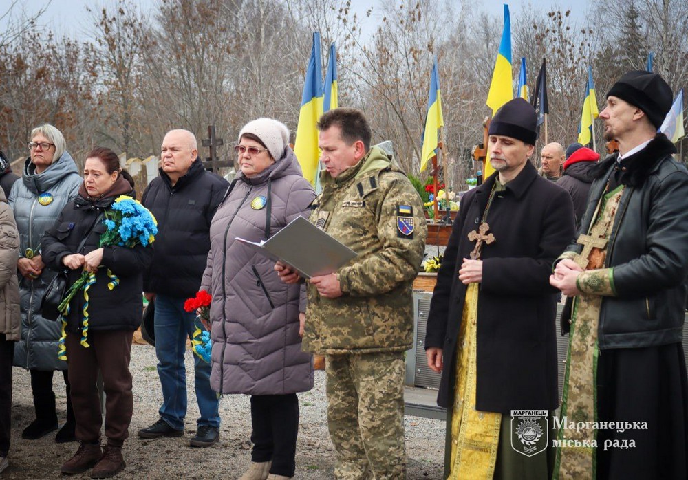 Повернувся додому «на щиті» через 16 місяців після загибелі… На Нікопольщині сьогодні провели в останню путь Героя (фото) Повернувся додому «на щиті» через 16 місяців після загибелі… На Нікопольщині сьогодні провели в останню путь Героя (фото)
