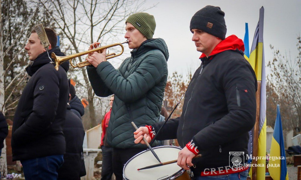 Повернувся додому «на щиті» через 16 місяців після загибелі… На Нікопольщині сьогодні провели в останню путь Героя (фото) Повернувся додому «на щиті» через 16 місяців після загибелі… На Нікопольщині сьогодні провели в останню путь Героя (фото)