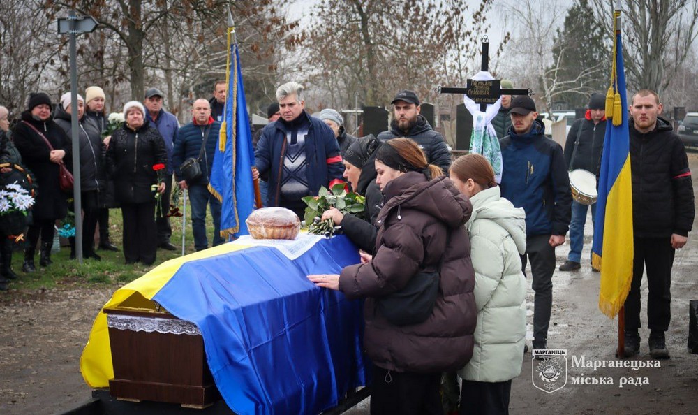 Повернувся додому «на щиті» через 16 місяців після загибелі… На Нікопольщині сьогодні провели в останню путь Героя (фото) Повернувся додому «на щиті» через 16 місяців після загибелі… На Нікопольщині сьогодні провели в останню путь Героя (фото)