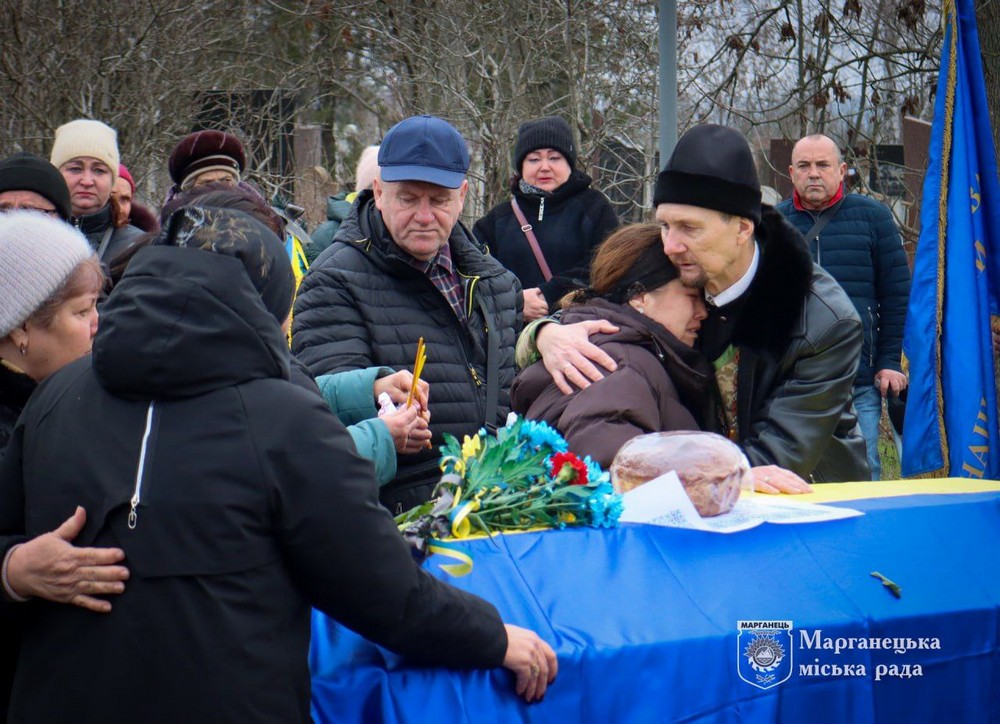 Повернувся додому «на щиті» через 16 місяців після загибелі… На Нікопольщині сьогодні провели в останню путь Героя (фото) Повернувся додому «на щиті» через 16 місяців після загибелі… На Нікопольщині сьогодні провели в останню путь Героя (фото)