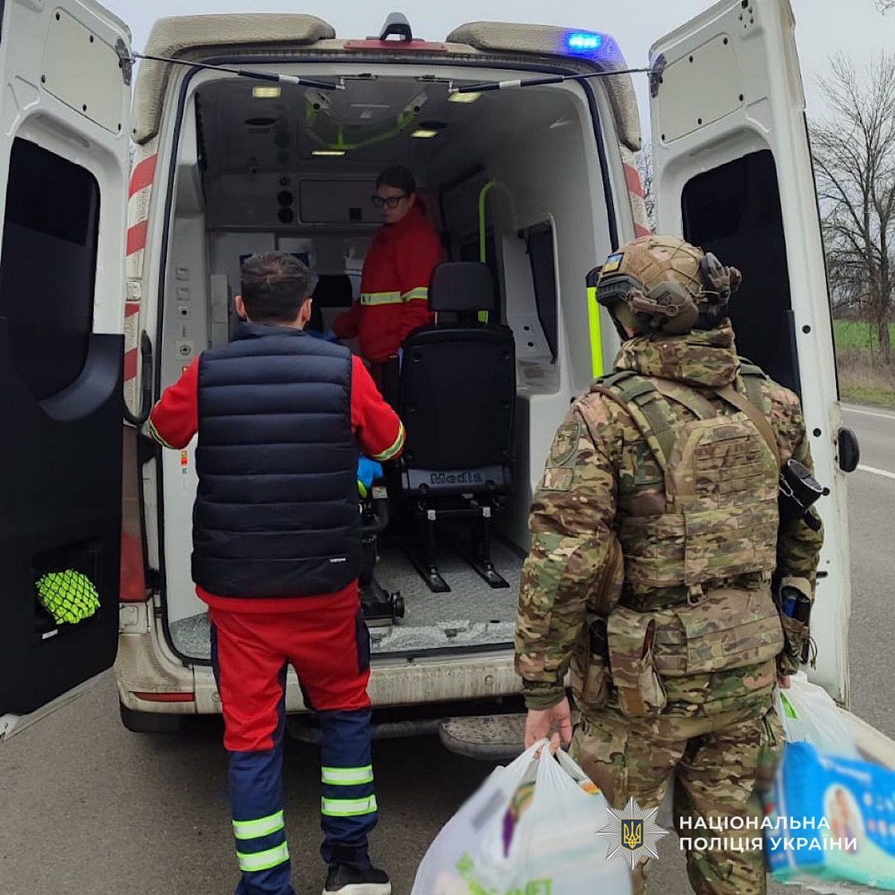 Перенесла два інсульти і не могла виїхати з Нікополя самостійно: «Білі янголи» евакуювали 61-річну жінку з прифронтового міста (відео)