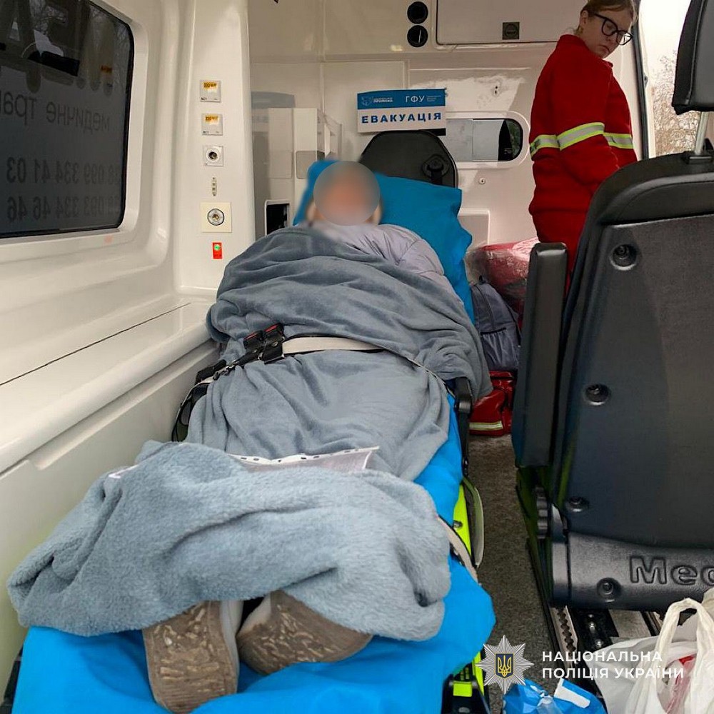 Перенесла два інсульти і не могла виїхати з Нікополя самостійно: «Білі янголи» евакуювали 61-річну жінку з прифронтового міста (відео)