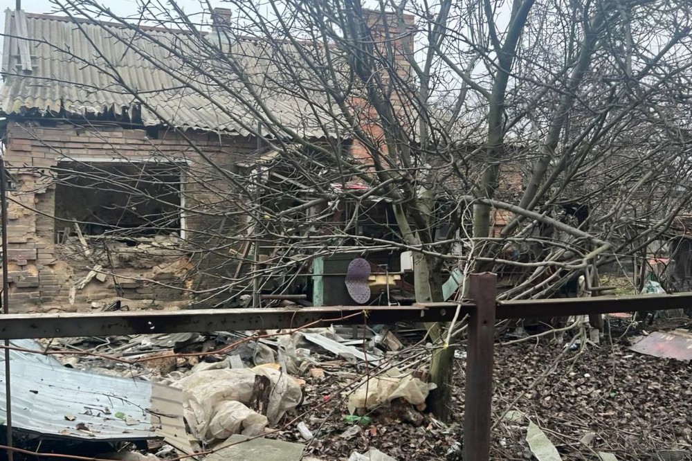 У Нікополі і районі побито будинки та АЗС, під атакою БпЛА було Криворіжжя, російський КАБ впав на Синельниківщині