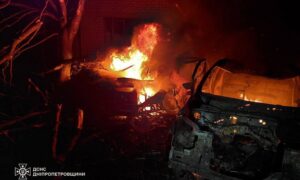 Горіли адмінбудівлі, будинки, авто: про наслідки нічної атаки на Дніпропетровщину розповіли у ДСНС  