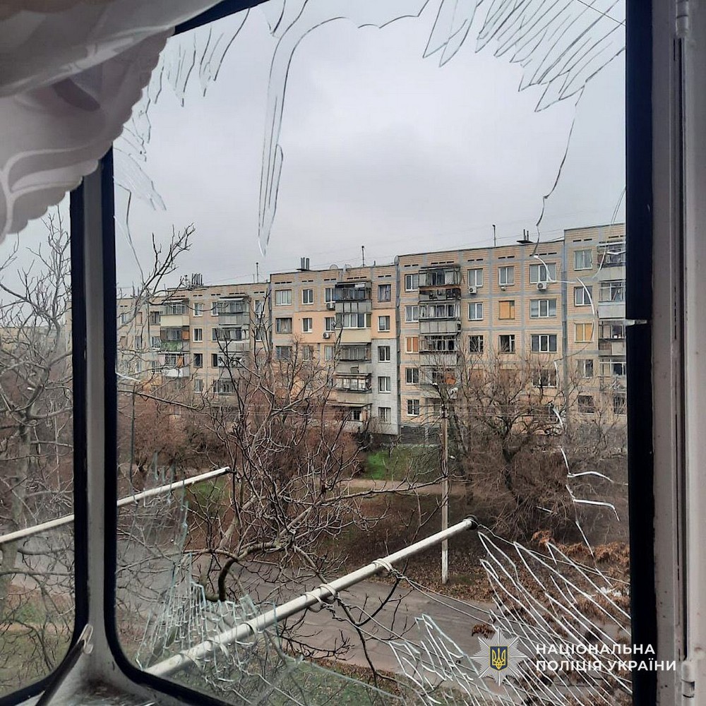 Троє поранених у Нікополі і багато руйнувань, снаряди влучили у приватний будинок з людьми – поліція про наслідки обстрілів району (фото)