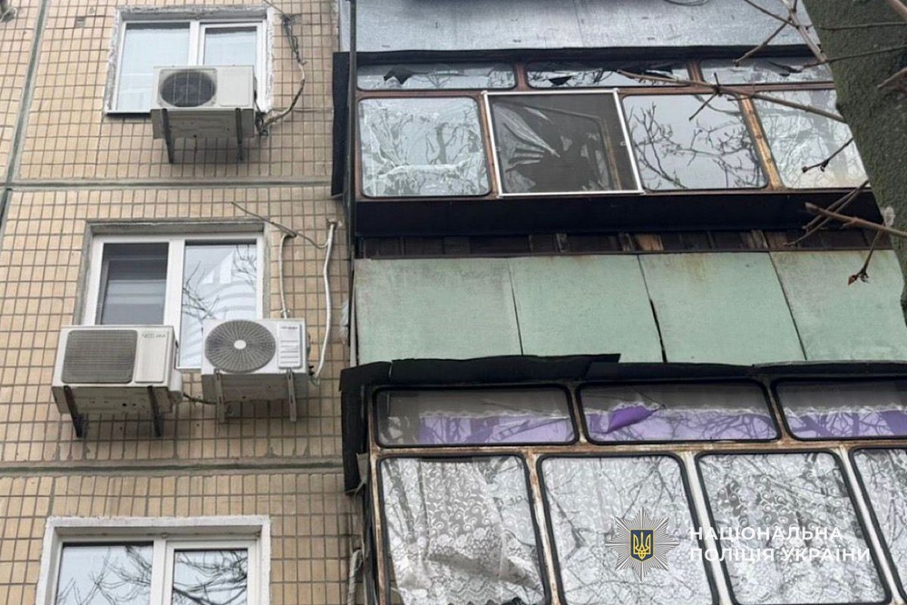 Троє поранених у Нікополі і багато руйнувань, снаряди влучили у приватний будинок з людьми – поліція про наслідки обстрілів району (фото)