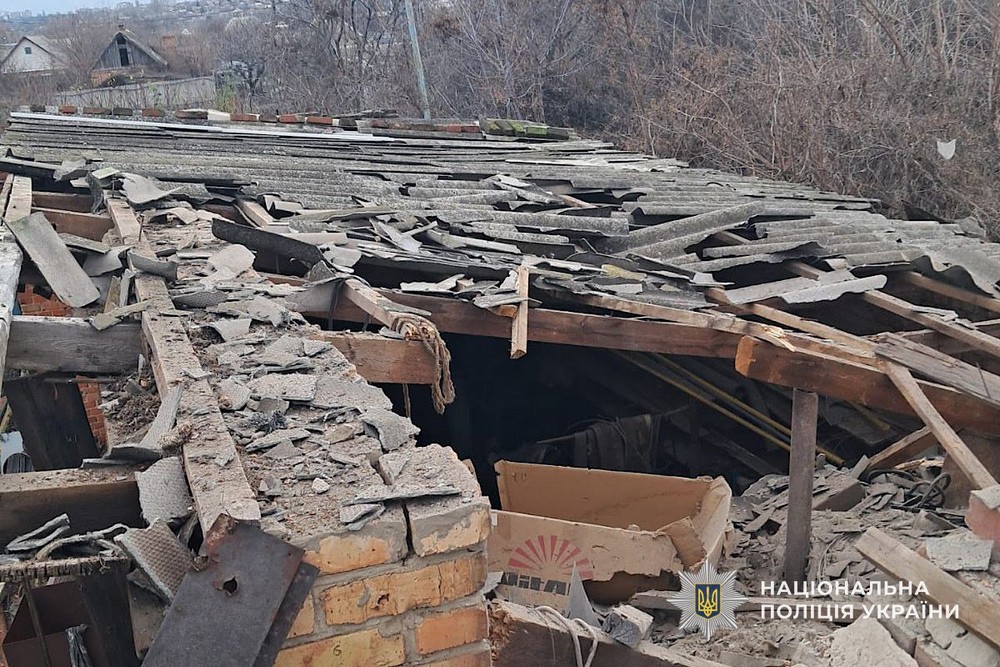 Троє поранених у Нікополі і багато руйнувань, снаряди влучили у приватний будинок з людьми – поліція про наслідки обстрілів району (фото)