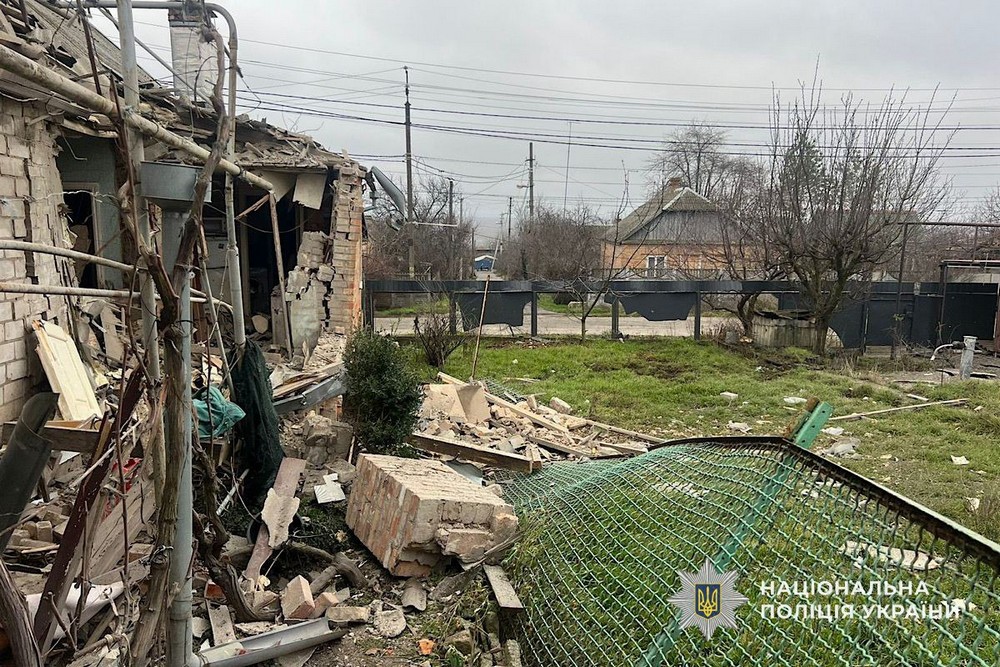 Троє поранених у Нікополі і багато руйнувань, снаряди влучили у приватний будинок з людьми – поліція про наслідки обстрілів району (фото)