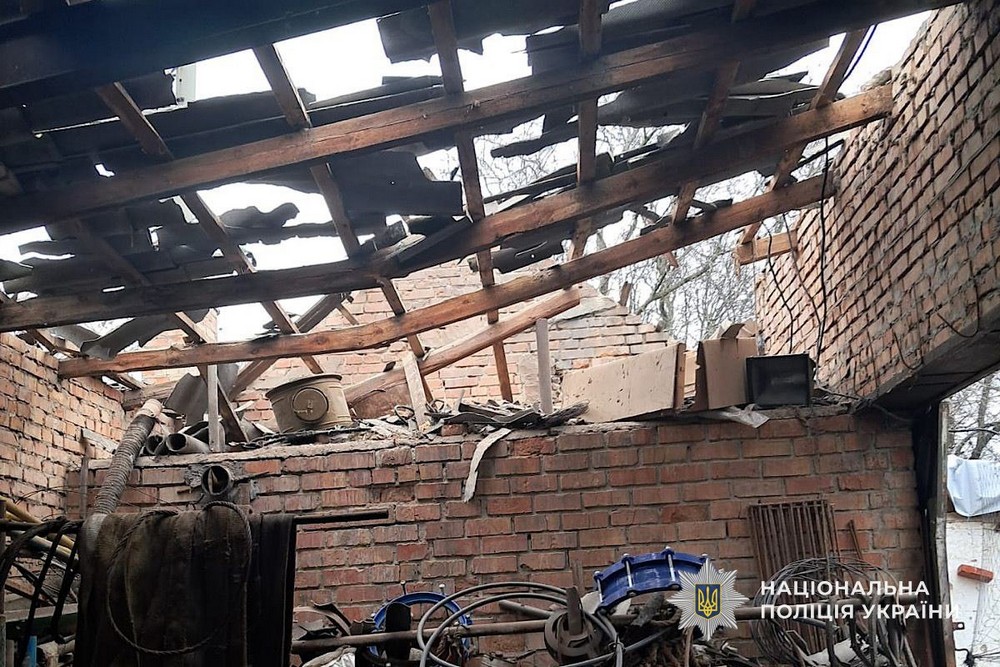 Троє поранених у Нікополі і багато руйнувань, снаряди влучили у приватний будинок з людьми – поліція про наслідки обстрілів району (фото)