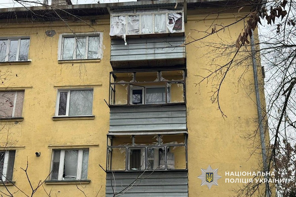 Троє поранених у Нікополі і багато руйнувань, снаряди влучили у приватний будинок з людьми – поліція про наслідки обстрілів району (фото)