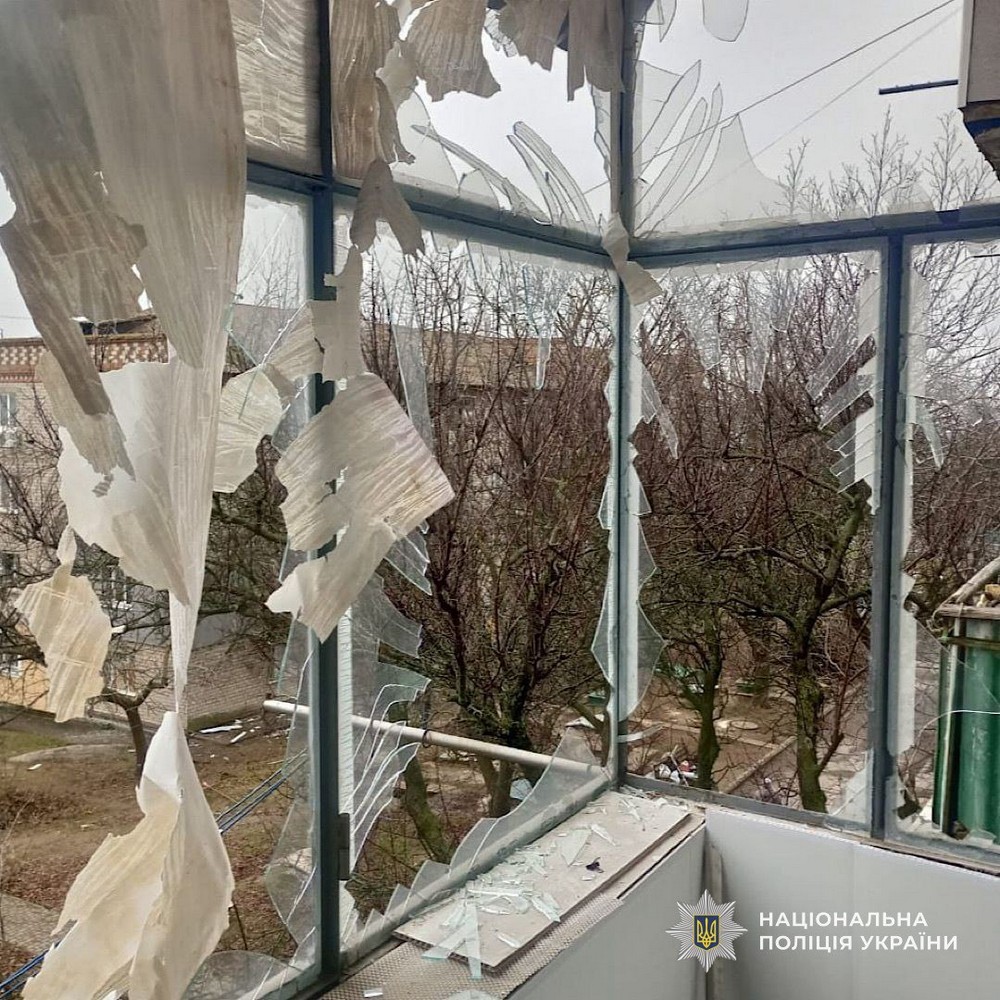 Троє поранених у Нікополі і багато руйнувань, снаряди влучили у приватний будинок з людьми – поліція про наслідки обстрілів району (фото)