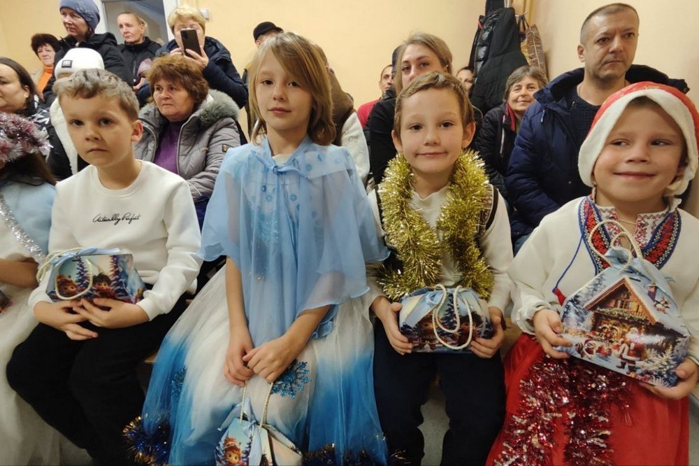 У Марганці сьогодні продовжилася видача подарунків: фото