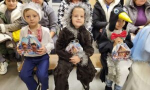 Хай радість панує попри ворожі гармати: у Марганці сьогодні продовжилася видача подарунків дітям (фото)