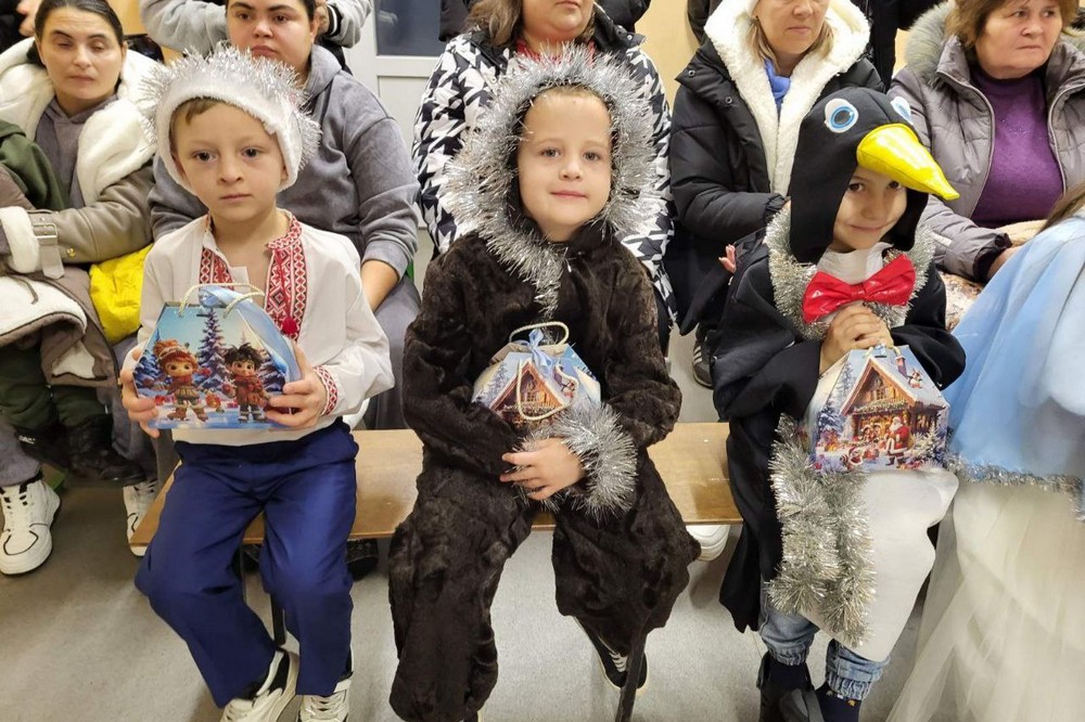 Хай радість панує попри ворожі гармати: у Марганці сьогодні продовжилася видача подарунків дітям (фото)