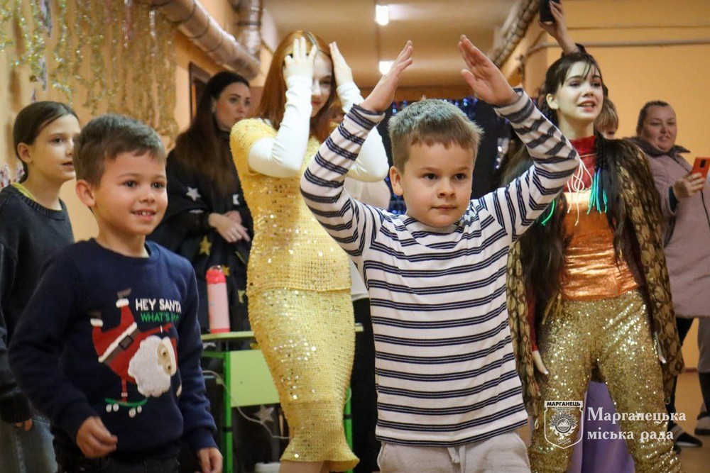 У Марганці сьогодні продовжилася видача подарунків: фото