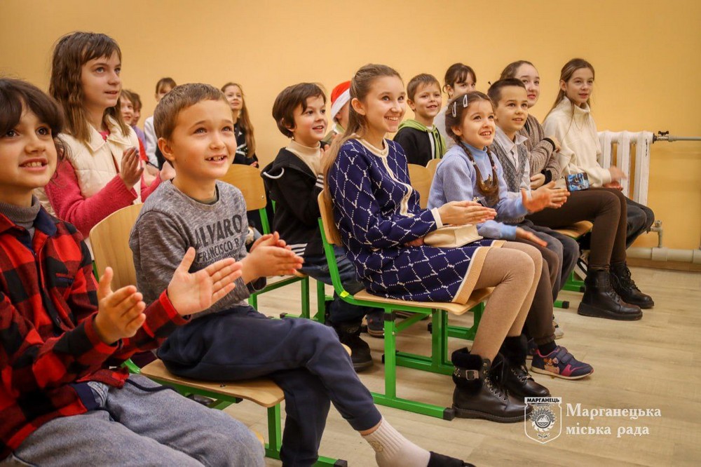 У Марганці сьогодні продовжилася видача подарунків: фото