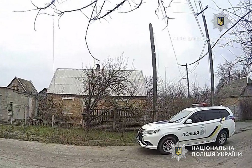 Удар припав на стіну, і це врятувало подружжю життя: перші хвилини після обстрілу будинку у Нікополі показали поліцейські (фото, відео)