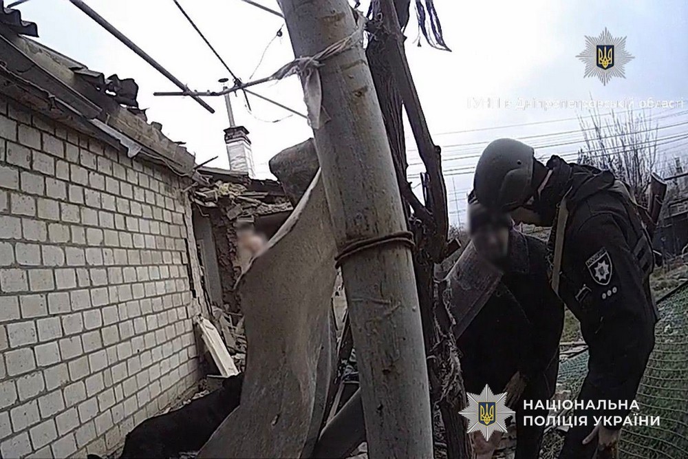 Удар припав на стіну, і це врятувало подружжю життя: перші хвилини після обстрілу будинку у Нікополі показали поліцейські (фото, відео)