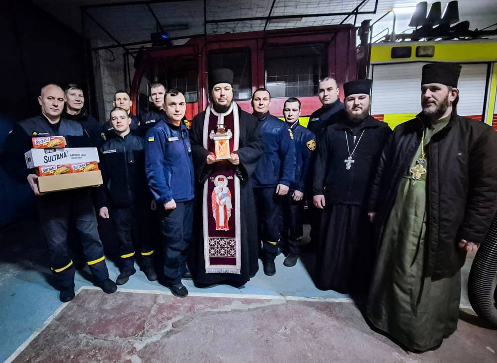 У Нікополі Герої без зброї отримали Вифлеємський Вогонь Миру від Української Церкви (фото)