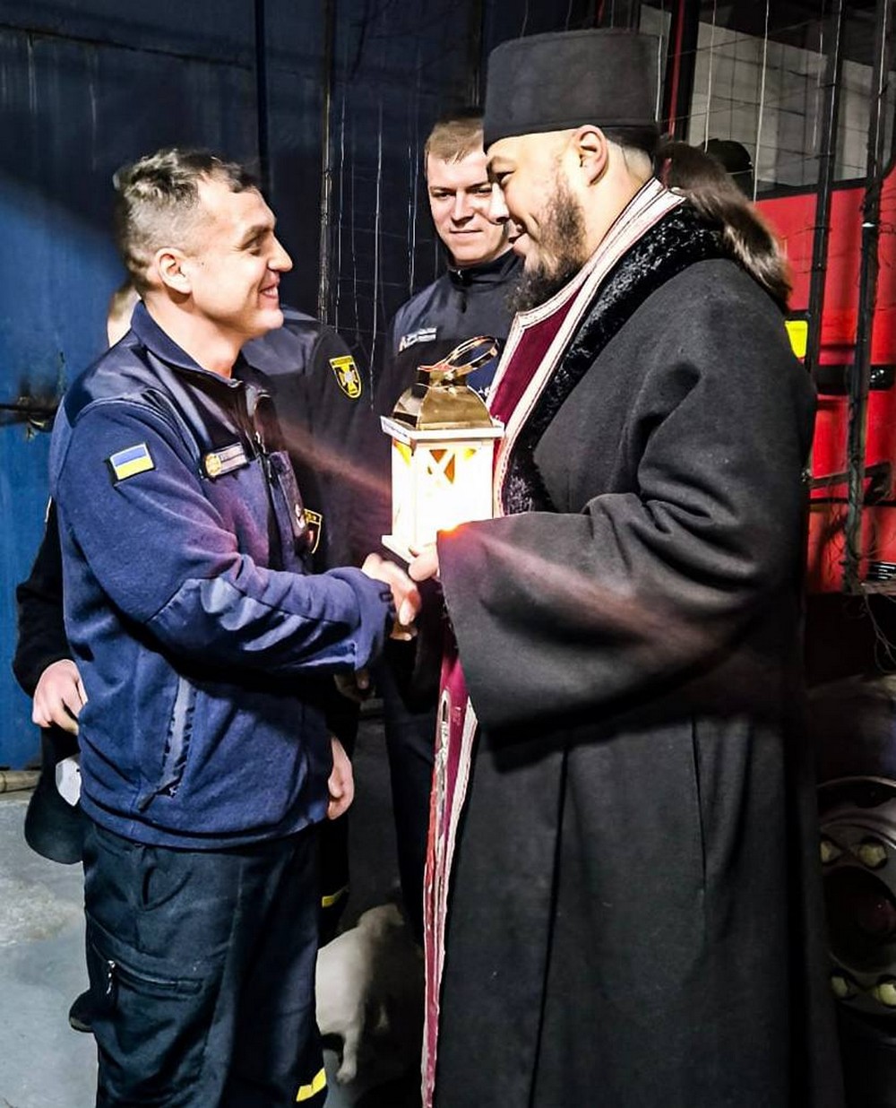 У Нікополі Герої без зброї отримали Вифлеємський Вогонь Миру від Української Церкви (фото)