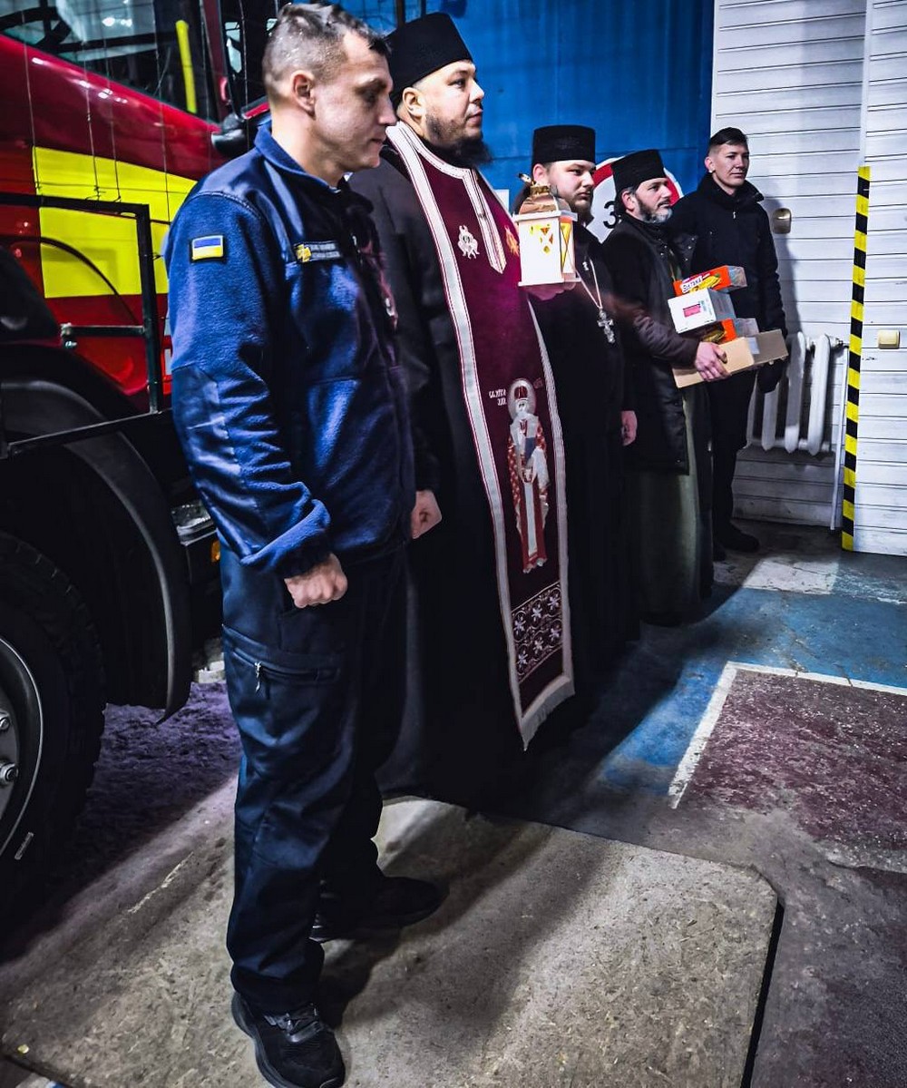У Нікополі Герої без зброї отримали Вифлеємський Вогонь Миру від Української Церкви (фото)