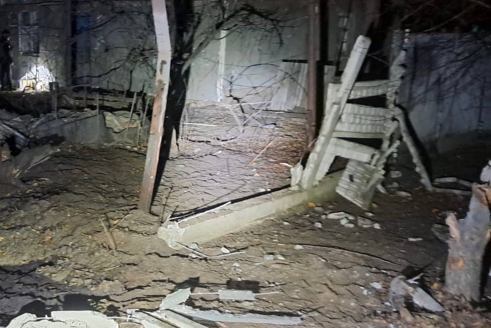 Ворог обстріляв Нікополь ввечері і вночі: побито спортшколу і п’ятиповерхівку