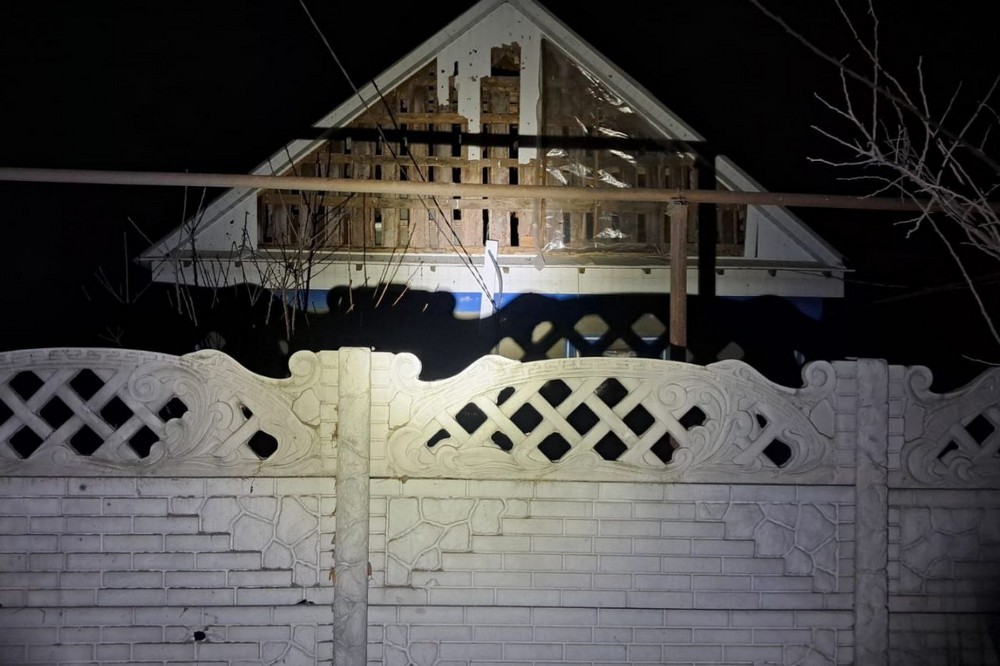 Ворог обстріляв Нікополь ввечері і вночі: побито спортшколу і п’ятиповерхівку