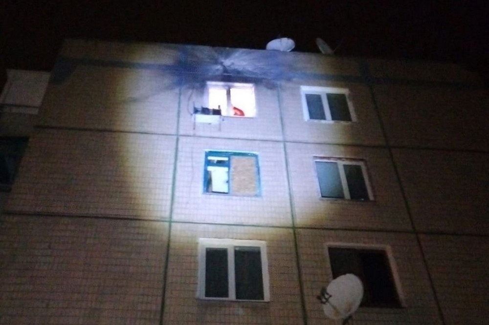 Ворог обстріляв Нікополь ввечері і вночі: побито спортшколу і п’ятиповерхівку