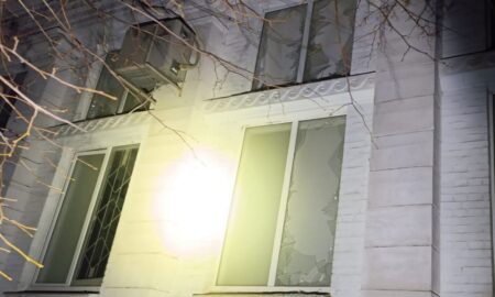 Ворог обстріляв Нікополь ввечері і вночі: побито спортшколу і п’ятиповерхівку