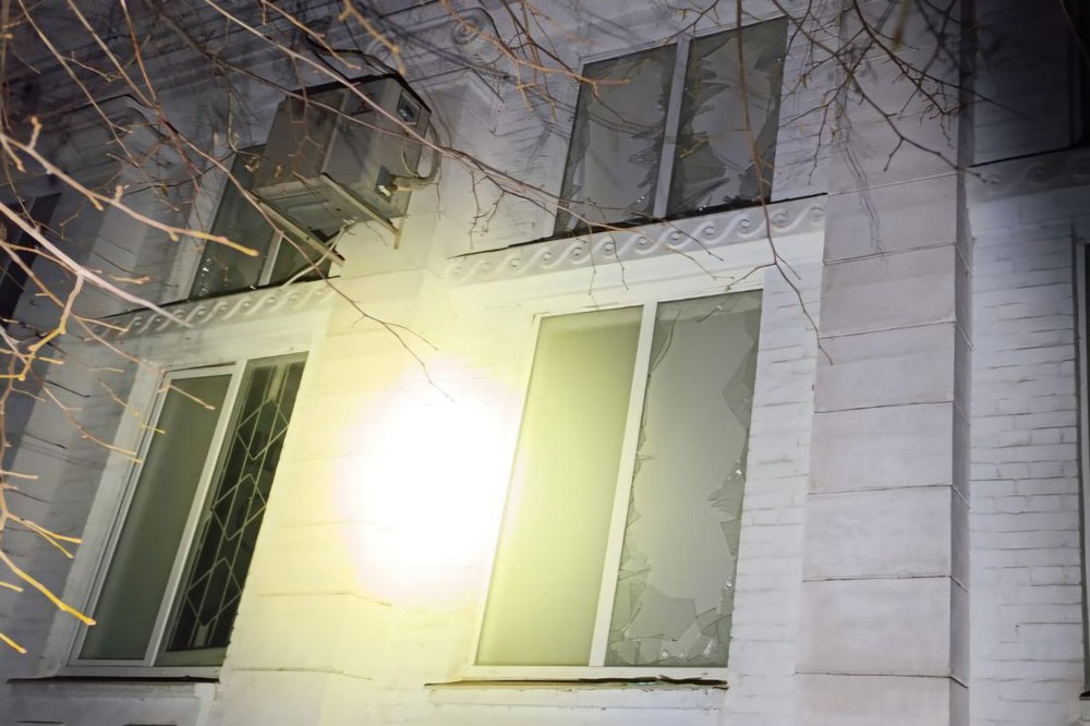 Ворог обстріляв Нікополь ввечері і вночі: побито спортшколу і п’ятиповерхівку