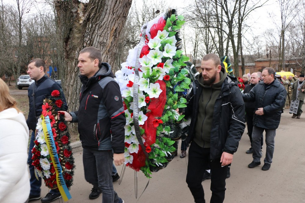 Невимовний біль і туга… У Нікополі сьогодні провели в останню путь полеглого Героя-феросплавника (фото)