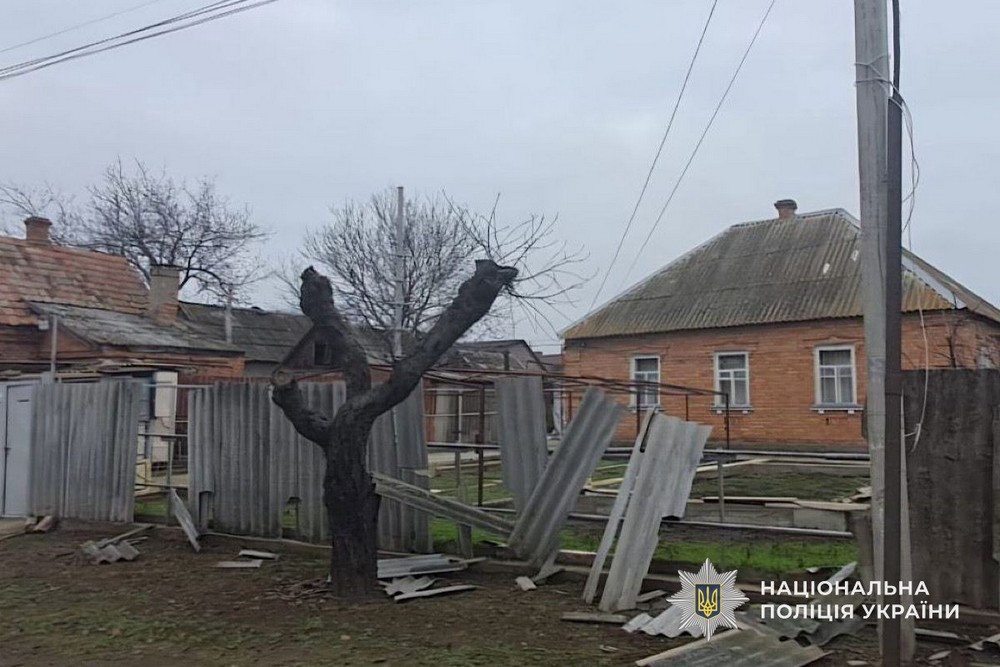 Окупанти скерували FPV-дрон на будинок у Нікополі і поранили пенсіонерку: поліція про наслідки обстрілів Нікопольщини і Криворіжжя