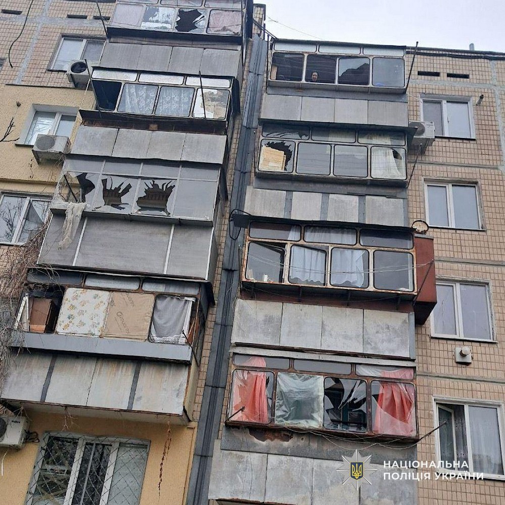 Окупанти скерували FPV-дрон на будинок у Нікополі і поранили пенсіонерку: поліція про наслідки обстрілів Нікопольщини і Криворіжжя