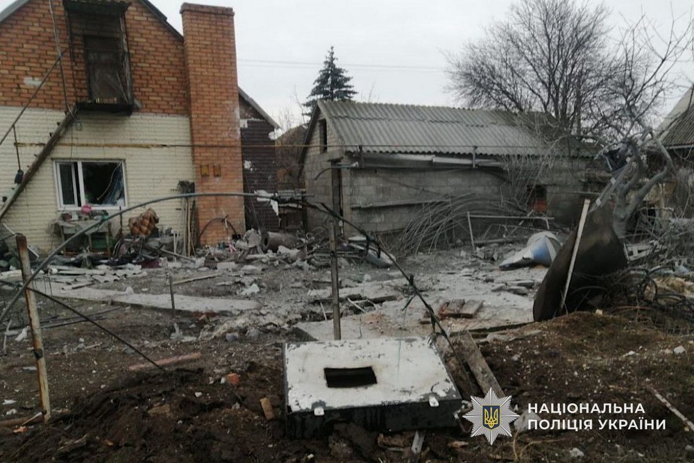 Окупанти скерували FPV-дрон на будинок у Нікополі і поранили пенсіонерку: поліція про наслідки обстрілів Нікопольщини і Криворіжжя