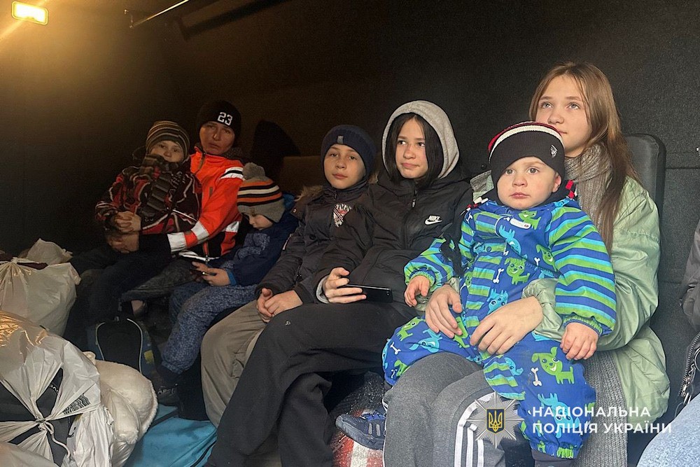 Зі сльозами на очах залишали рідний дім: з Нікополя евакуювали маму і 7 дітей (фото, відео)