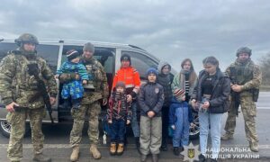 Зі сльозами на очах залишали рідний дім: з Нікополя евакуювали маму і 7 дітей (фото, відео)