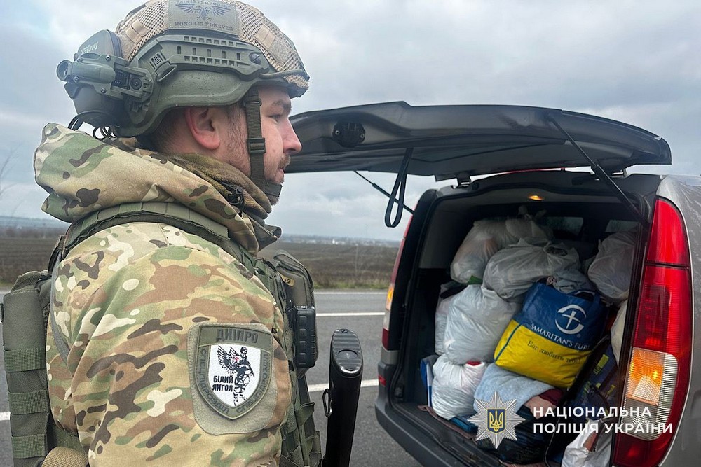 Зі сльозами на очах залишали рідний дім: з Нікополя евакуювали маму і 7 дітей (фото, відео)