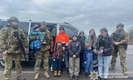 Зі сльозами на очах залишали рідний дім: з Нікополя евакуювали маму і 7 дітей (фото, відео)