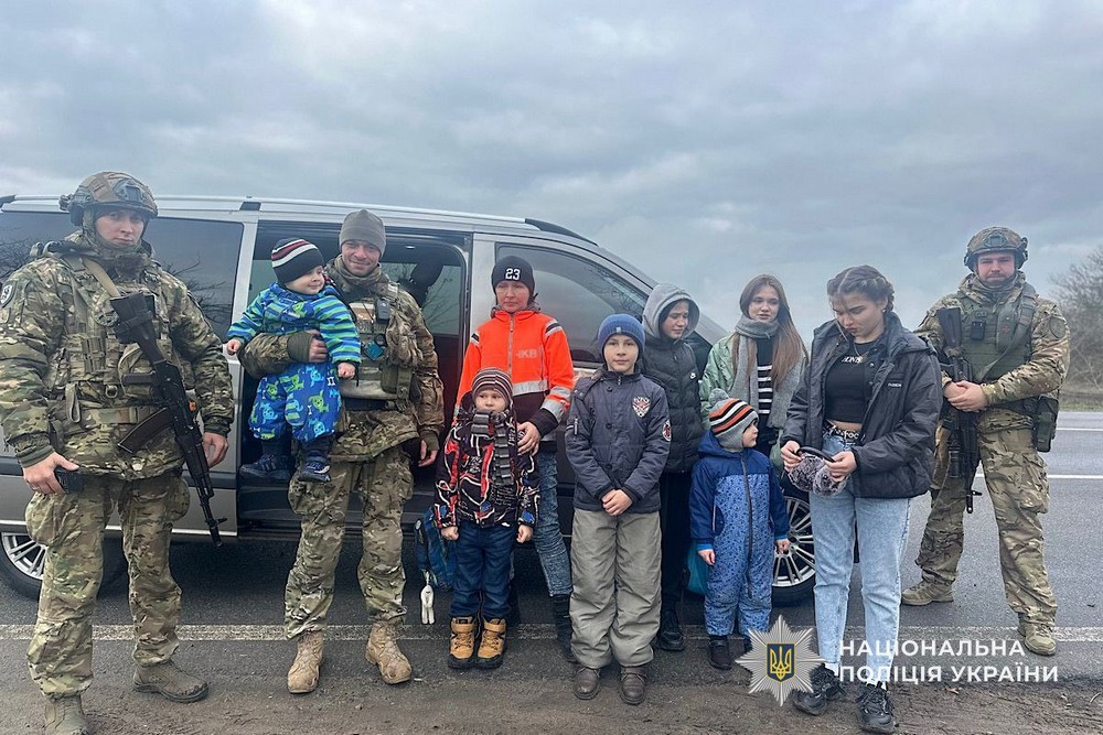 Зі сльозами на очах залишали рідний дім: з Нікополя евакуювали маму і 7 дітей (фото, відео)