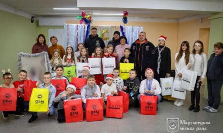 У Марганці триває видача новорічних подарунків дітям: як отримати (фото)