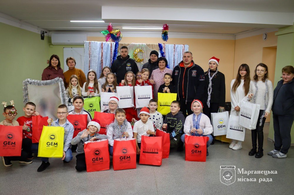 У Марганці триває видача новорічних подарунків дітям: як отримати (фото) У Марганці триває видача новорічних подарунків дітям: як отримати (фото)