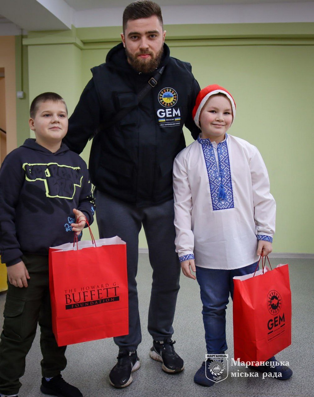 У Марганці триває видача новорічних подарунків дітям: як отримати (фото) У Марганці триває видача новорічних подарунків дітям: як отримати (фото)