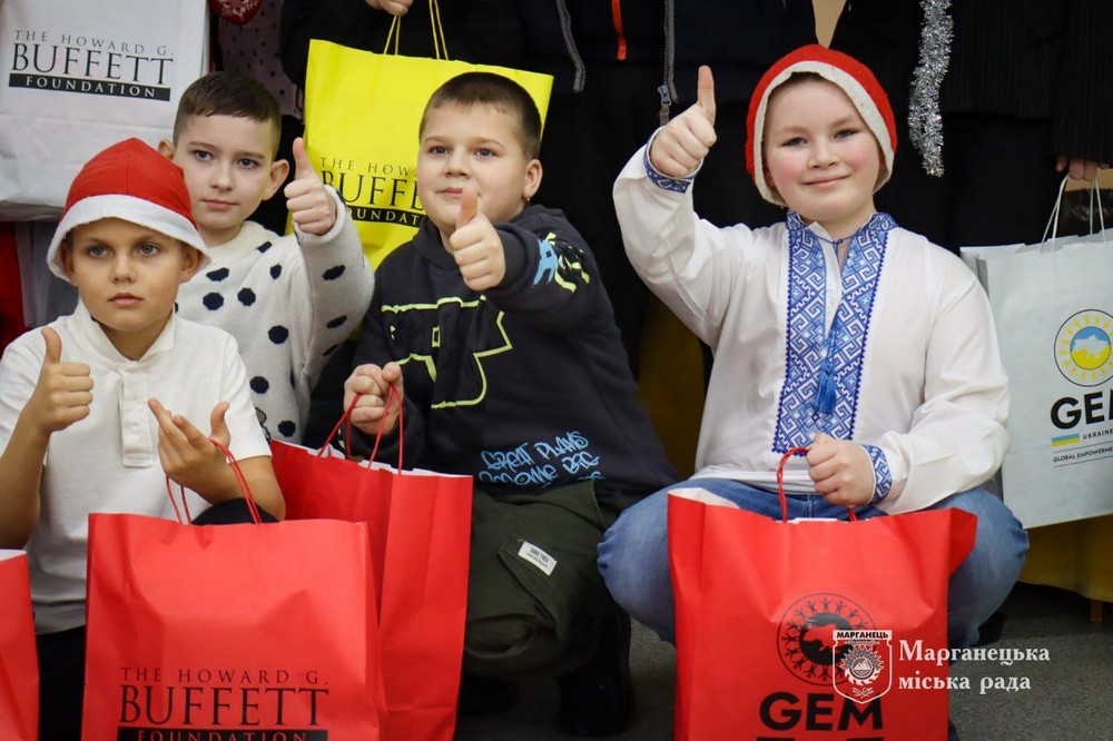 У Марганці триває видача новорічних подарунків дітям: як отримати (фото) У Марганці триває видача новорічних подарунків дітям: як отримати (фото)