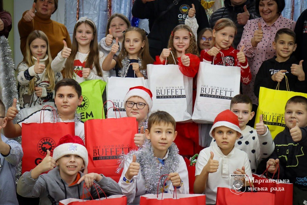 У Марганці триває видача новорічних подарунків дітям: як отримати (фото) У Марганці триває видача новорічних подарунків дітям: як отримати (фото)
