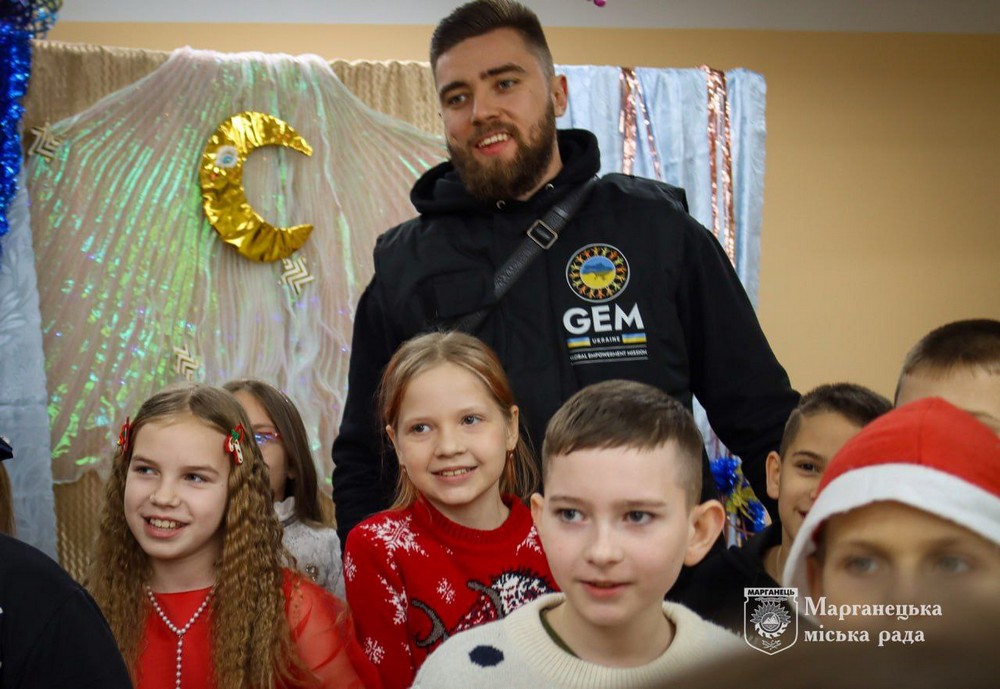 У Марганці триває видача новорічних подарунків дітям: як отримати (фото) У Марганці триває видача новорічних подарунків дітям: як отримати (фото)