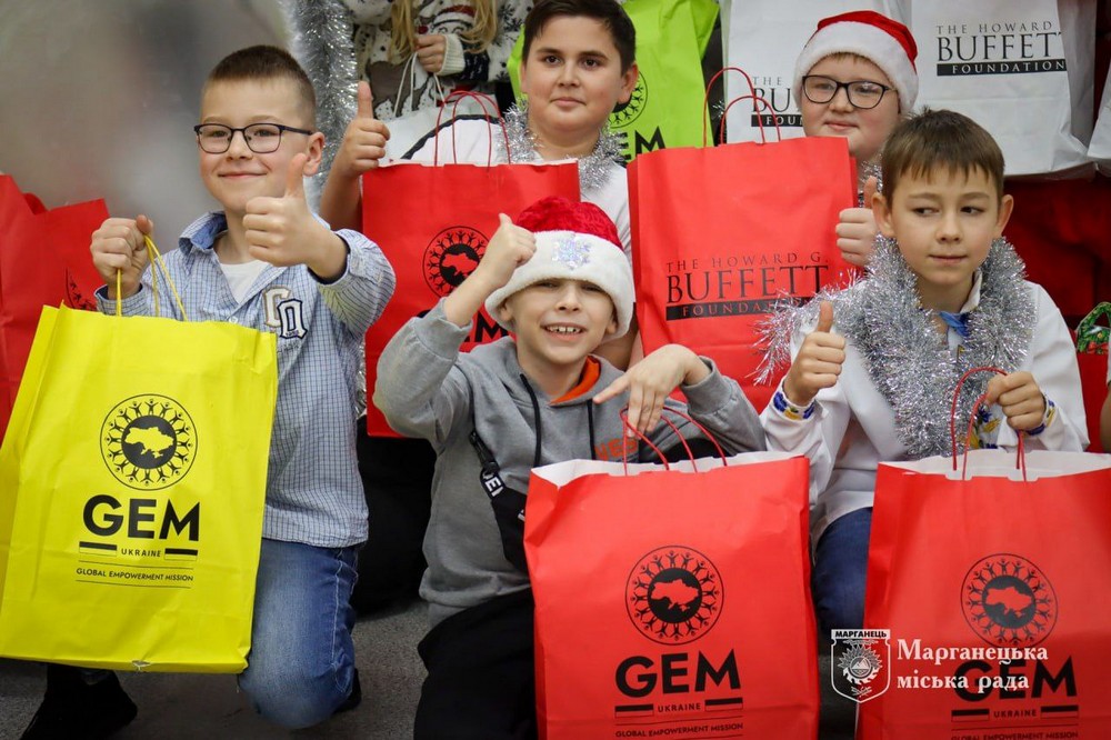 У Марганці триває видача новорічних подарунків дітям: як отримати (фото) У Марганці триває видача новорічних подарунків дітям: як отримати (фото)