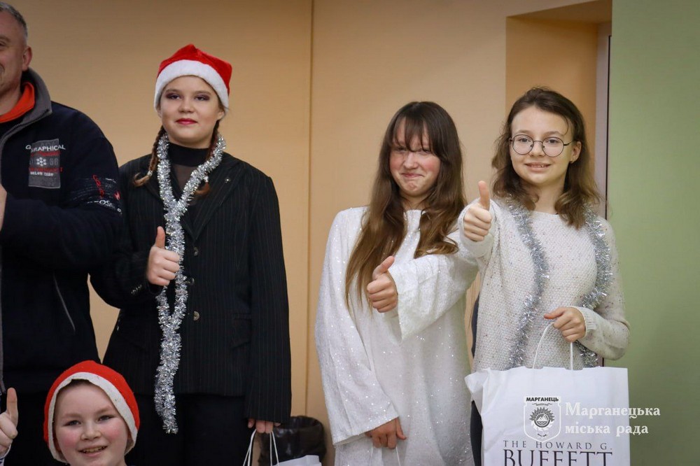 У Марганці триває видача новорічних подарунків дітям: як отримати (фото) У Марганці триває видача новорічних подарунків дітям: як отримати (фото)