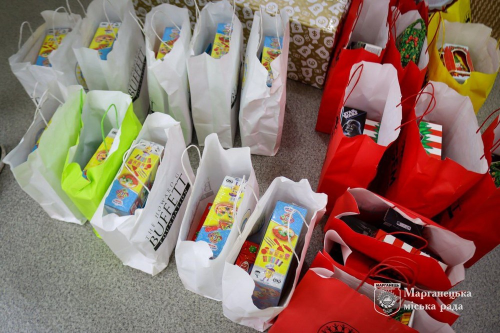 У Марганці триває видача новорічних подарунків дітям У Марганці триває видача новорічних подарунків дітям