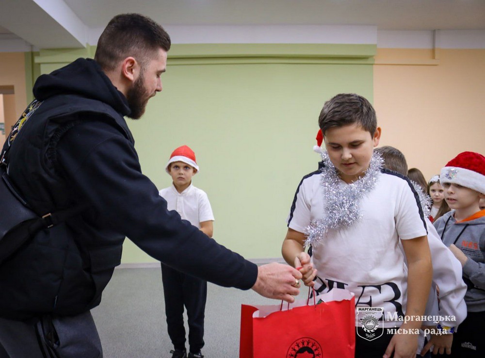 У Марганці триває видача новорічних подарунків дітям: як отримати (фото) У Марганці триває видача новорічних подарунків дітям: як отримати (фото)